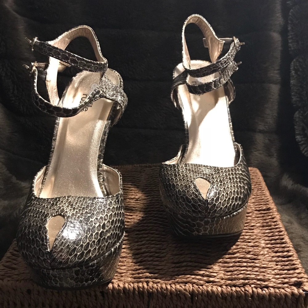 Charlotte Russe Snake Skin, Small Peep Toe shoe